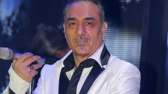 notis-sfakianakis-dierreyse-adimosieyti-fotografia-toy-to-lampero-chamogelo-kai-i-spitha-sta-matia-373270