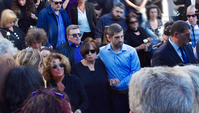 rakos-i-charoyla-alexioy-stin-kideia-toy-proin-syzygoy-tis-achillea-theofiloy-amp-8211-ntymeni-sta-mayra-prospathei-amp-8230-na-vgei-i-foni-tis-379965