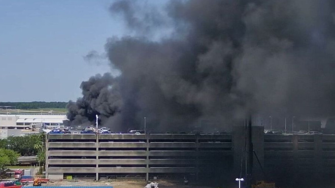 sokaristiki-eikona-amp-8211-tyligetai-stis-floges-to-aerodromio-amp-8211-megali-fotia-377947