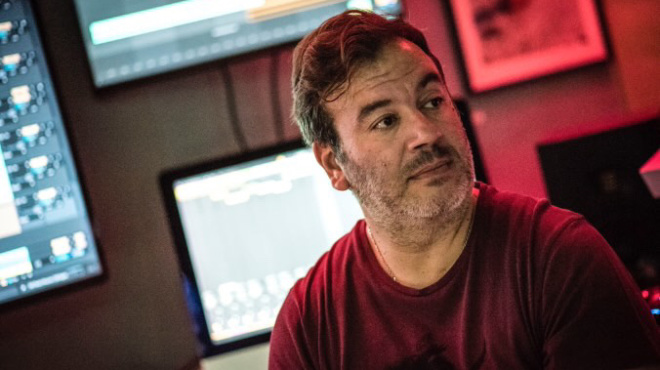 imantzination-o-pathiasmenos-architektonas-toy-ichoy-apo-ton-volo-poy-ilektrizei-ton-kosmo-tis-ilektronikis-moysikis-378404