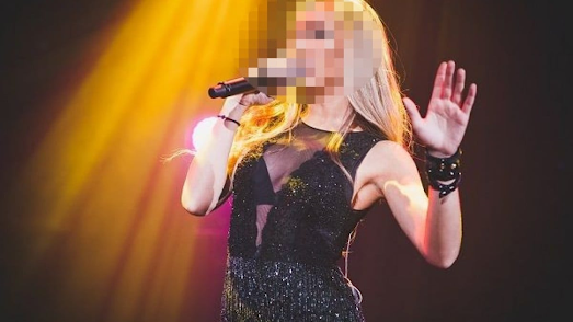 chorismos-gia-ellinida-tragoydistria-tin-efere-sto-gamo-mas-kai-me-keratose-373297