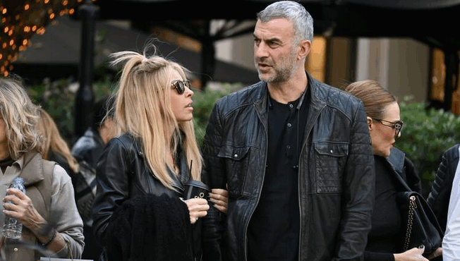 me-makria-moysia-aspra-mallia-kai-gyalia-agnoristos-o-dellas-stin-1i-dimosia-emfanisi-meta-tin-apokalypsi-gia-tin-ygeia-tis-mastrokosta-378644