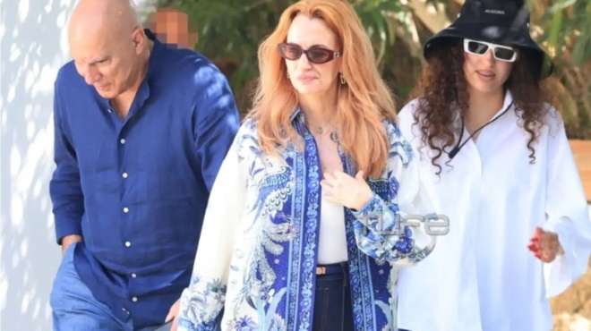 isos-i-pio-psili-19chroni-tis-elladas-chamos-me-tin-kori-toy-nikoy-gkali-pige-mykono-me-ton-patera-tis-kai-epathan-oloi-plaka-einai-schedon-amp-8230-isa-381924