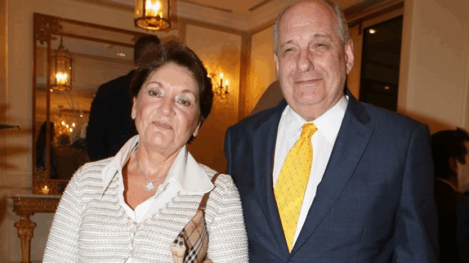 gyrisan-oloi-to-kefali-kai-miloysan-gia-tin-omoiotita-toys-spania-emfanisi-tis-32chronis-koris-toy-terens-koyik-mazi-me-ton-mpampa-tis-377113