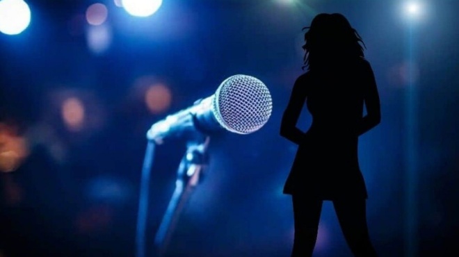 sto-aytoforo-34chroni-gnosti-tragoydistria-amp-8211-fesone-katastimata-kai-efeyge-san-amp-8230-kyria-381966