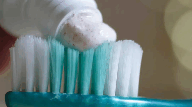 anaklithikan-perissoteres-apo-4-5-ekatommyria-odontokremes-381065