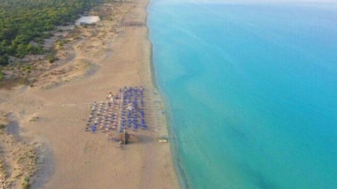 pas-me-amaxi-dinei-50-e-gia-ena-diklino-ayto-einai-to-meros-poy-echeis-oli-mera-ti-thalassa-sta-podia-soy-kai-kaneis-tis-pio-ftines-diakopes-381482