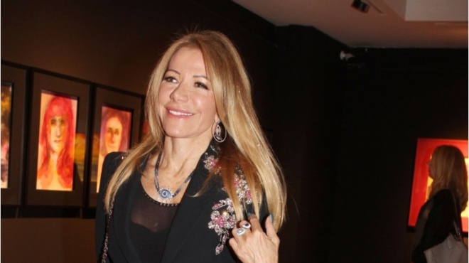 i-marianna-latsi-emfanistike-sta-72-me-kolliti-olosomi-forma-kai-apedeixe-oti-sta-72-tis-echei-kormi-lampada-kai-analogies-30aras-377640