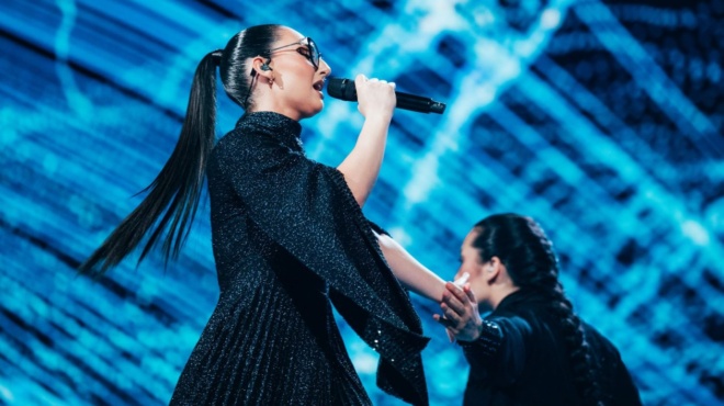 eurovision-2025-anatropi-sta-prognostika-kai-ta-stoichimata-gia-tin-klaydia-amp-8211-i-thesi-poy-tis-dinoyn-simera-liges-ores-prin-ton-teliko-377938