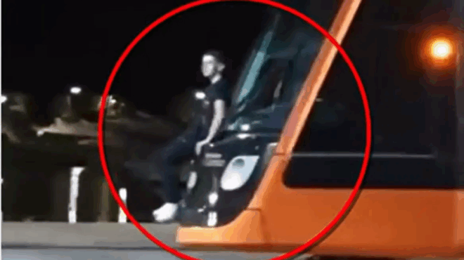 symvainei-tora-nearos-kremastike-sto-piso-meros-tram-stin-paraliaki-amp-8211-to-sokaristika-plana-poy-echei-i-elas-376277