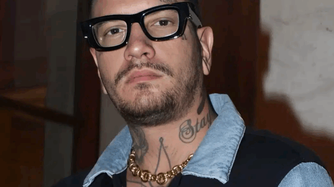 chamos-me-ton-snik-sto-ntoympai-forese-tepasties-prasines-pantofles-430-eupo-kai-etrechan-oloi-apo-piso-toy-380454