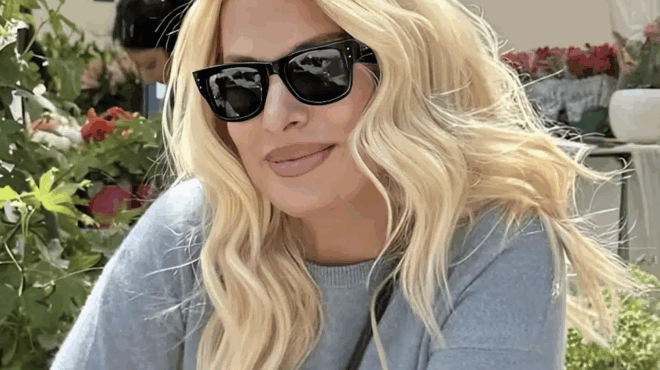 eleni-menegaki-panemorfi-ntymeni-sta-leyka-entyposiazei-animera-tis-onomastikis-tis-eortis-379377