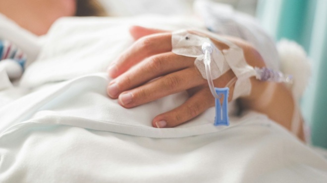 tragodia-amp-8211-mpike-mesa-sto-nosokomeio-kai-skotose-tin-gynaika-toy-382449