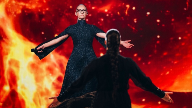 christina-kaliakatsoy-ayto-einai-to-pragmatiko-panemorfo-prosopo-tis-charokamenis-manas-tis-klavdia-stin-eurovision-377806