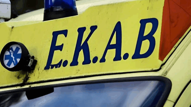 tpagodia-gynaika-epese-apo-to-mpalkoni-eno-aplone-roycha-kai-skotothnke-373336