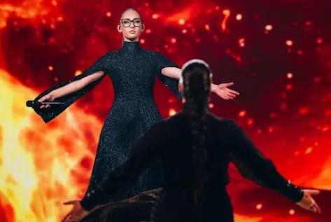 kai-omos-tin-xeroyme-oloi-amp-8211-auti-einai-i-gynaika-poy-synodeyei-tin-klavdia-sti-skini-378173