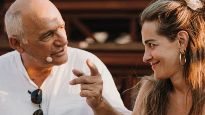 mpampa-fyge-agori-moy-eisai-vlammenos-chamos-me-tin-mpofilioy-i-apisteyta-avoli-stigmi-me-ton-patera-tis-mprosta-se-kamera-388762