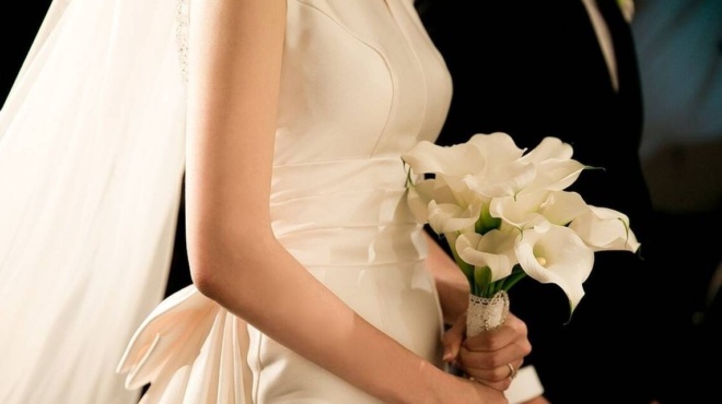 agria-dolofonia-se-gamo-gazosan-ti-nyfi-meta-to-glenti-amp-8211-etrechan-na-sothoyn-kalesmenoi-kai-papas-389110