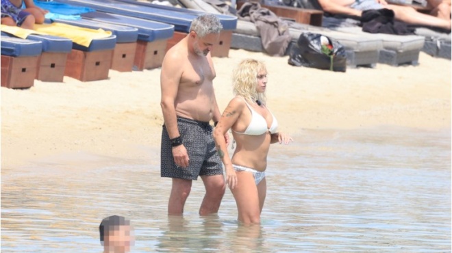 eleonora-zoyganeli-kai-nikos-syrigos-me-magio-se-paralia-tis-mykonoy-amp-8211-ta-tatoyaz-tis-tragoydistrias-travixan-ola-ta-vlemmata-390322