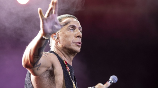 tis-kakomoiras-stin-synaylia-toy-mazonaki-meta-apo-ayto-poy-toy-ekanan-oi-theates-amp-8211-amp-8220-na-sas-po-re-xeftiles-amp-8221-ta-pire-o-tragoydistis-390637