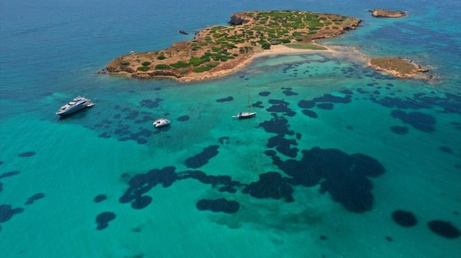 galazoprasina-nera-thalassa-ladi-thymizei-exotiko-paradeiso-to-idiotiko-nisi-apenanti-apo-tin-athina-poy-anikei-se-enan-syntaxioycho-odigo-leoforeioy-390647