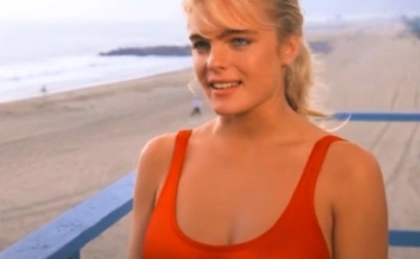 thymaste-tin-erika-eleniak-apo-to-baywatch-e-xechaste-o-ti-xerete-simera-einai-gemati-tatoyaz-me-nekrokefales-apo-pano-mechri-kato-391081