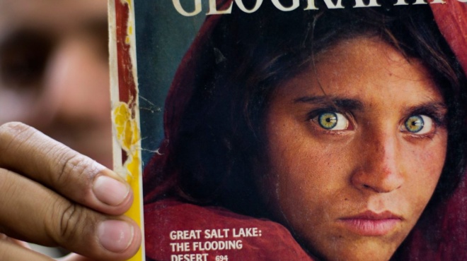 to-koritsi-apo-to-afganistan-pos-moiazei-kai-poy-vrisketai-20chronia-meta-to-prosopo-tis-emvlimatikis-fotografias-391308