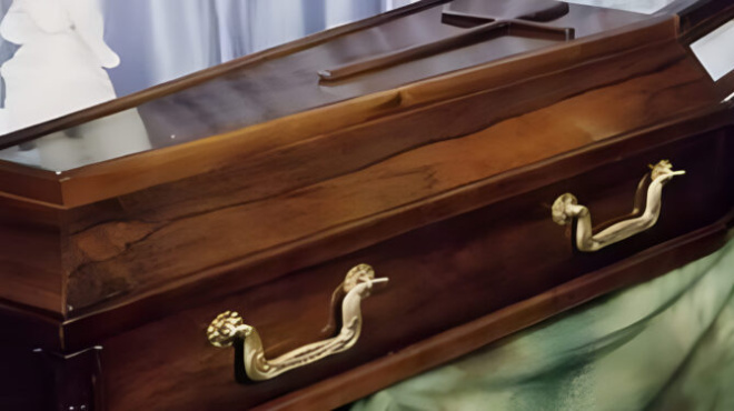 sok-se-kideia-eidan-tin-nekri-na-anasainei-mesa-sto-feretro-kai-molis-tis-milisan-amp-8230-anoixe-ta-matia-amp-8211-pagosan-oi-syggeneis-383649