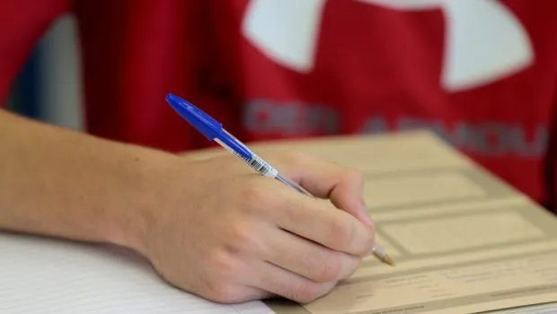 pethane-o-pateras-mathiti-tin-ora-poy-ekeinos-exetazotan-stis-panelladikes-384532