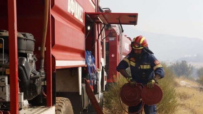 tora-fotia-stin-pallini-amp-8211-dipla-stin-attiki-odo-amp-8211-dinei-machi-na-tin-svisei-i-pyrosvestiki-383997