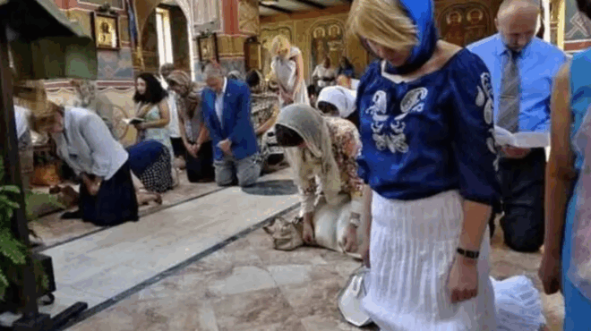 giati-gonatizoyme-treis-fores-ston-esperino-tis-pentikostis-agioy-pneymatos-384645