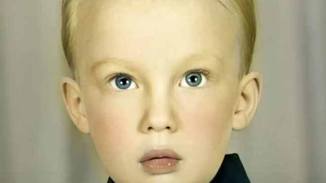 to-agoraki-se-ayti-ti-fotografia-einai-simera-o-pio-diasimos-antras-ston-kosmo-384029