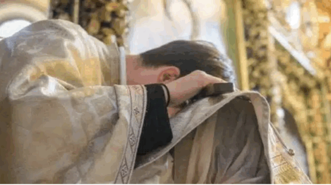 apisteyto-skiniko-sta-giannena-iereas-exomologise-mia-neari-mitera-den-fantazeste-omos-ayto-poy-akoloythiseo-384993