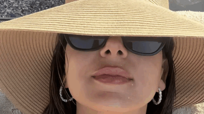 oli-i-paralia-gyrise-na-koitaxei-tin-diasimi-ellinida-poy-pige-gia-to-proto-tis-mpanio-385033