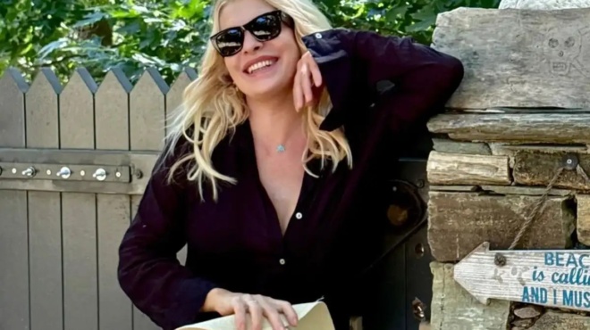 iliokameni-avafi-forontas-mono-ena-poykamiso-kai-sagionares-i-eleni-menegaki-pozarei-ston-fako-toy-gioy-tis-kai-einai-pio-oraia-apo-pote-384114