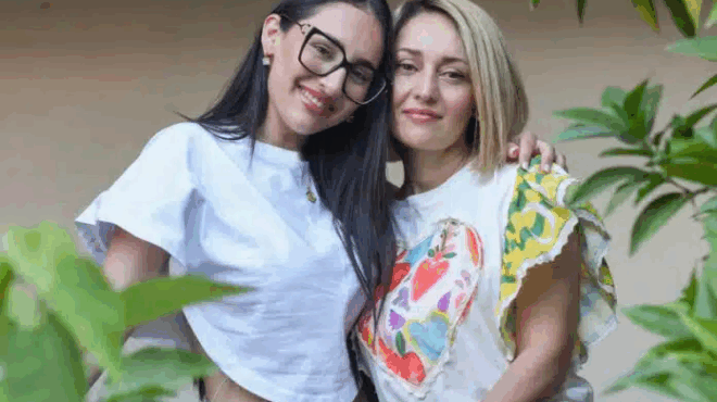 i-klaydia-me-tin-mitera-tis-aggeliki-sti-veranta-toy-spitioy-toys-poy-tha-tis-doyme-mazi-stin-tileorasi-385322