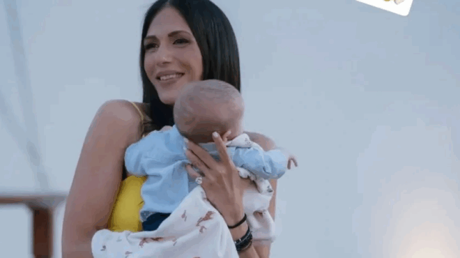 anthi-voylgari-pozarei-agkalia-me-ton-trion-minon-gio-tis-to-neo-tryfero-kare-386122