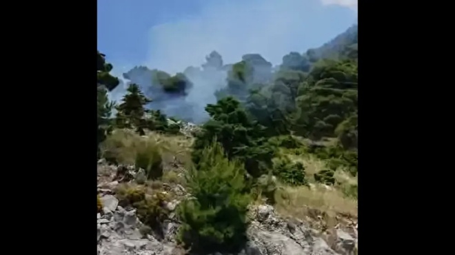 fotia-stin-attiki-sikothikan-aeroplana-kai-elikoptera-diakopes-stin-kykloforia-384915