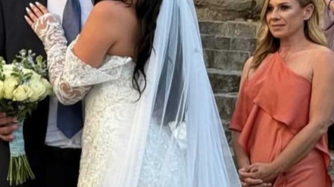 egine-o-gamos-poy-perimenan-oloi-me-koympara-tin-karavatoy-385100