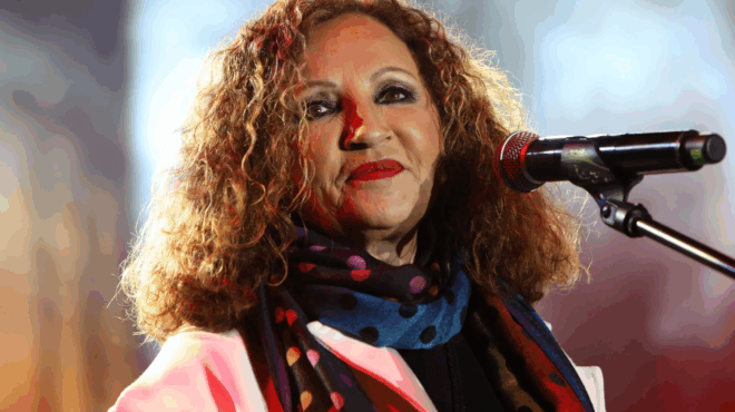 egklovismeni-sto-israil-i-glykeria-poioi-gnostoi-tragoydistes-einai-mazi-tis-amp-8211-plirofories-gia-tin-katastasi-toys-386924