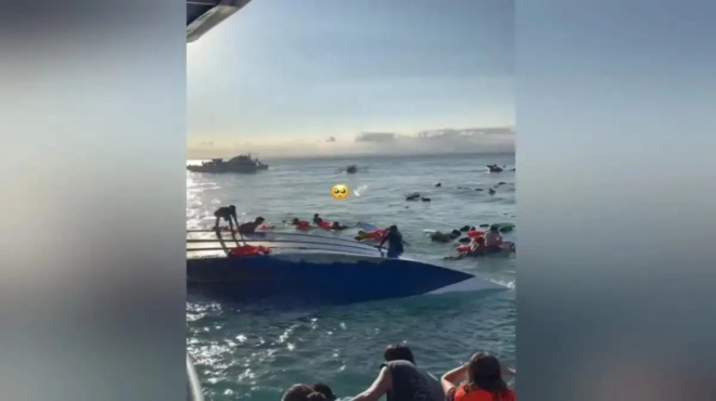 vinteo-me-toyristes-na-paleyoyn-na-sothoyn-apo-skafos-poy-vythizotan-espasan-parathyra-kai-epesan-sti-thalassa-385166