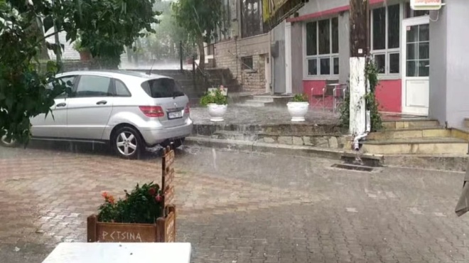 anoixan-oi-oyranoi-stin-chora-mas-deite-poy-vrechei-tora-385316