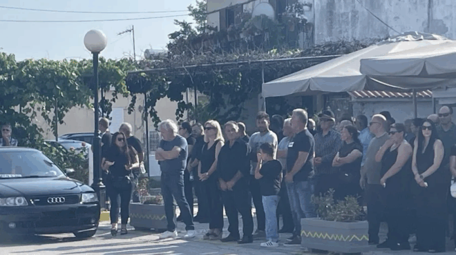 ragisan-oi-oyranoi-ston-arachtho-me-ayti-tin-mana-ki-ayton-ton-patera-skines-archaias-tragodias-me-toys-goneis-toy-spyroy-pano-apo-to-feretro-toy-387305