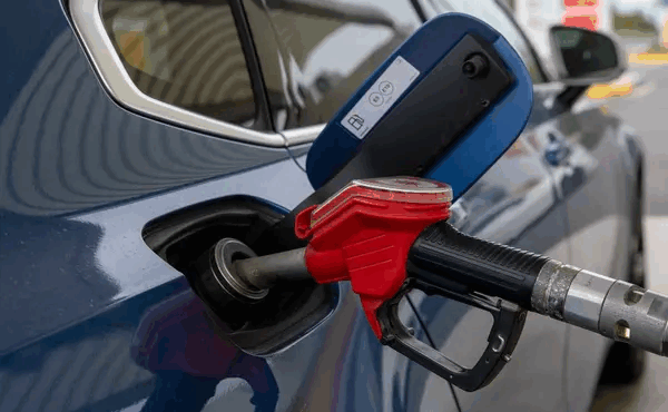 ftaiei-to-iran-kai-to-israil-ayti-einai-i-nea-treli-timi-poy-eftase-i-venzini-toso-tha-paei-to-litro-noymero-poy-zalizei-387393