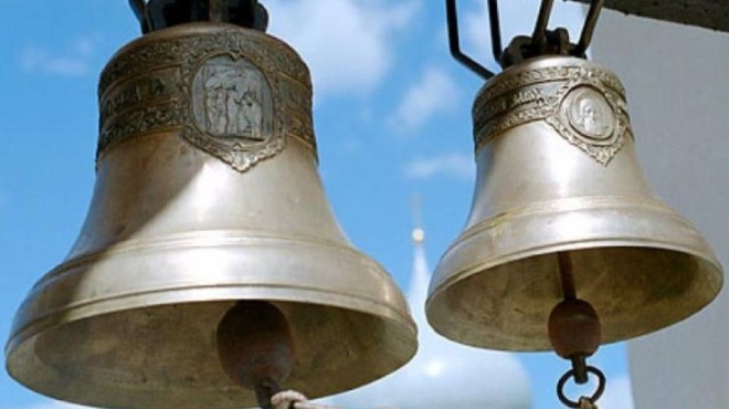 andras-mpoykare-se-ekklisia-vrizontas-giati-ton-xypnisan-oi-kampanes-385702