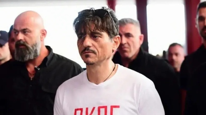 chamos-me-tin-emfanisi-toy-dimitri-giannakopoylo-sto-sef-ti-simainoyn-ta-archika-sto-mployzaki-toy-383068