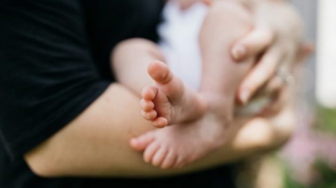 emeine-ston-ilio-eiche-archisei-na-kitrinizei-ti-apokalyptei-o-adelfos-toy-vrefoys-poy-pethane-stin-paro-385761