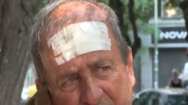 nea-agria-epithesi-se-ergazomeno-kathariotitas-sto-kentro-tis-athinas-moy-karfose-dyo-machairies-sto-kefali-385786