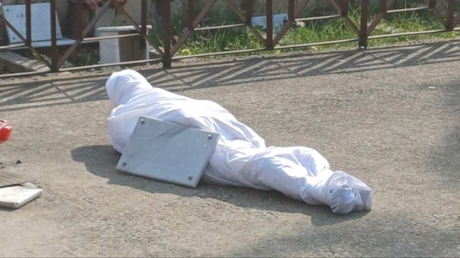 sok-sto-nekrotafeio-kalamarias-amp-8211-pige-na-kanei-ektafi-ton-patera-toy-kai-eide-na-ton-metaferoyn-tyligmeno-se-sentoni-mesa-se-amp-8230-386050