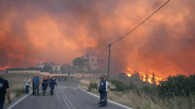 fotia-sti-chio-anexelegkta-ta-metopa-se-apostasi-anapnois-apo-ta-spitia-oi-floges-echoyn-kaei-apothikes-389021